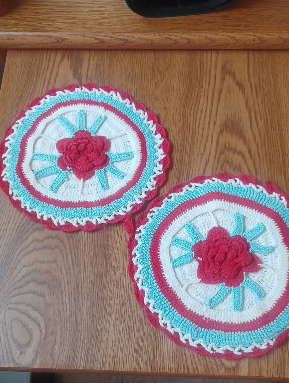 2 VINTAGE POT HOLDRRS